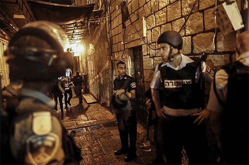 policías israelíes custodian una entrada a la Ciudad Vieja La entidad sionista prohíbe la entrada a palestinos a la Ciudad Vieja